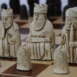 Berkeley Chess - Isle of Lewis Chess Set - Ivory and Brown