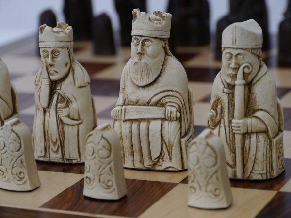 Berkeley Chess - Isle of Lewis Chess Set - Ivory and Brown